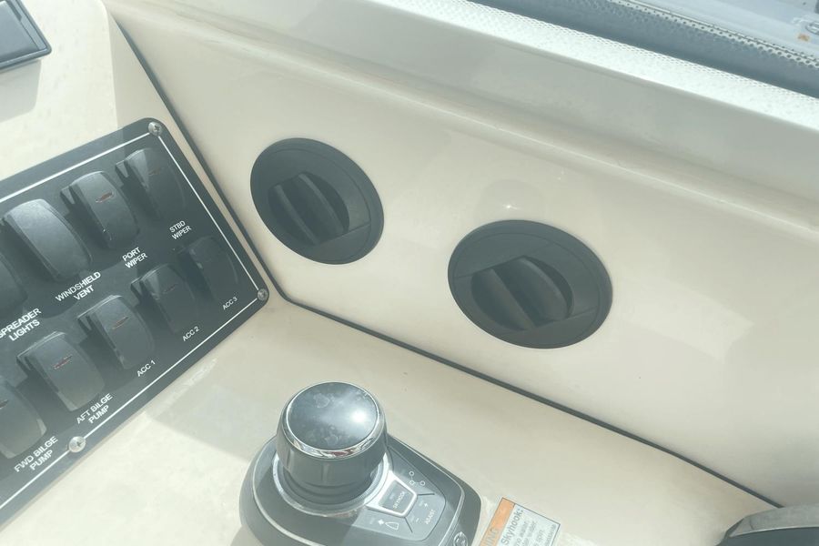 2018 Boston Whaler 315 Conquest