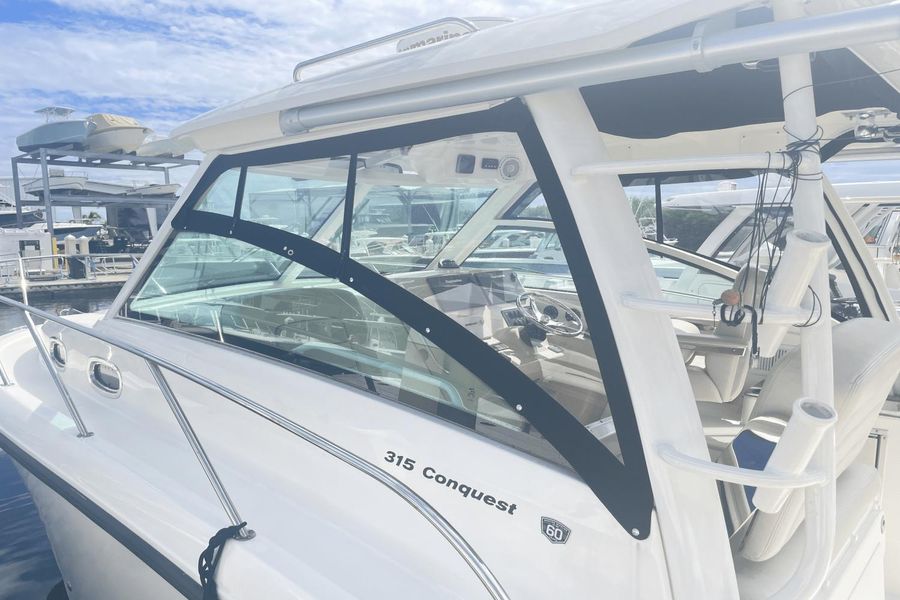2018 Boston Whaler 315 Conquest