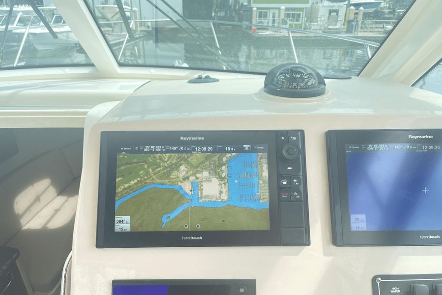 2018 Boston Whaler 315 Conquest