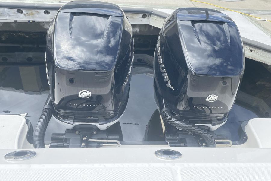 2018 Boston Whaler 315 Conquest