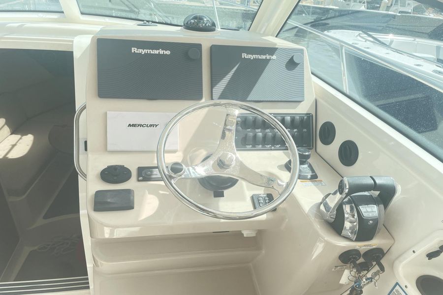2018 Boston Whaler 315 Conquest