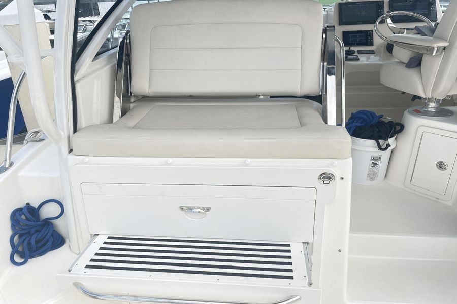 2018 Boston Whaler 315 Conquest