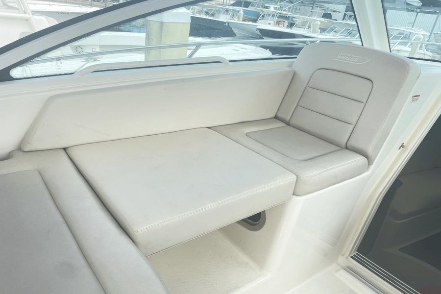 2018 Boston Whaler 315 Conquest