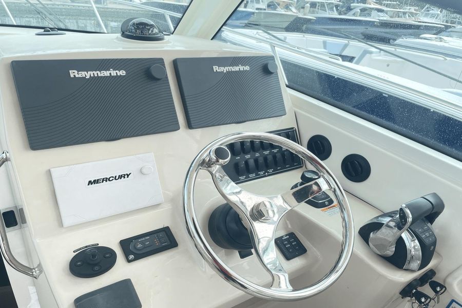 2018 Boston Whaler 315 Conquest
