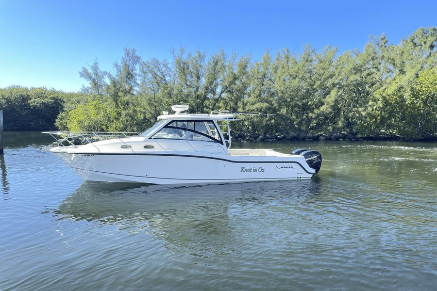 2018 Boston Whaler 315 Conquest