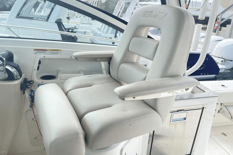 2018 Boston Whaler 315 Conquest