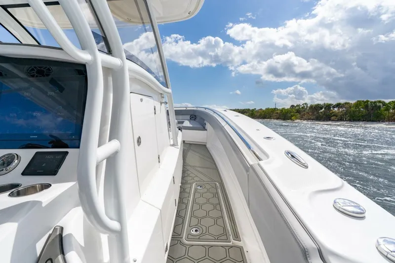 Bramate Yacht Photos Pics 2023 Blackwater High-Performance boat cruising on a sunny day, featuring sleek design and advanced controls.