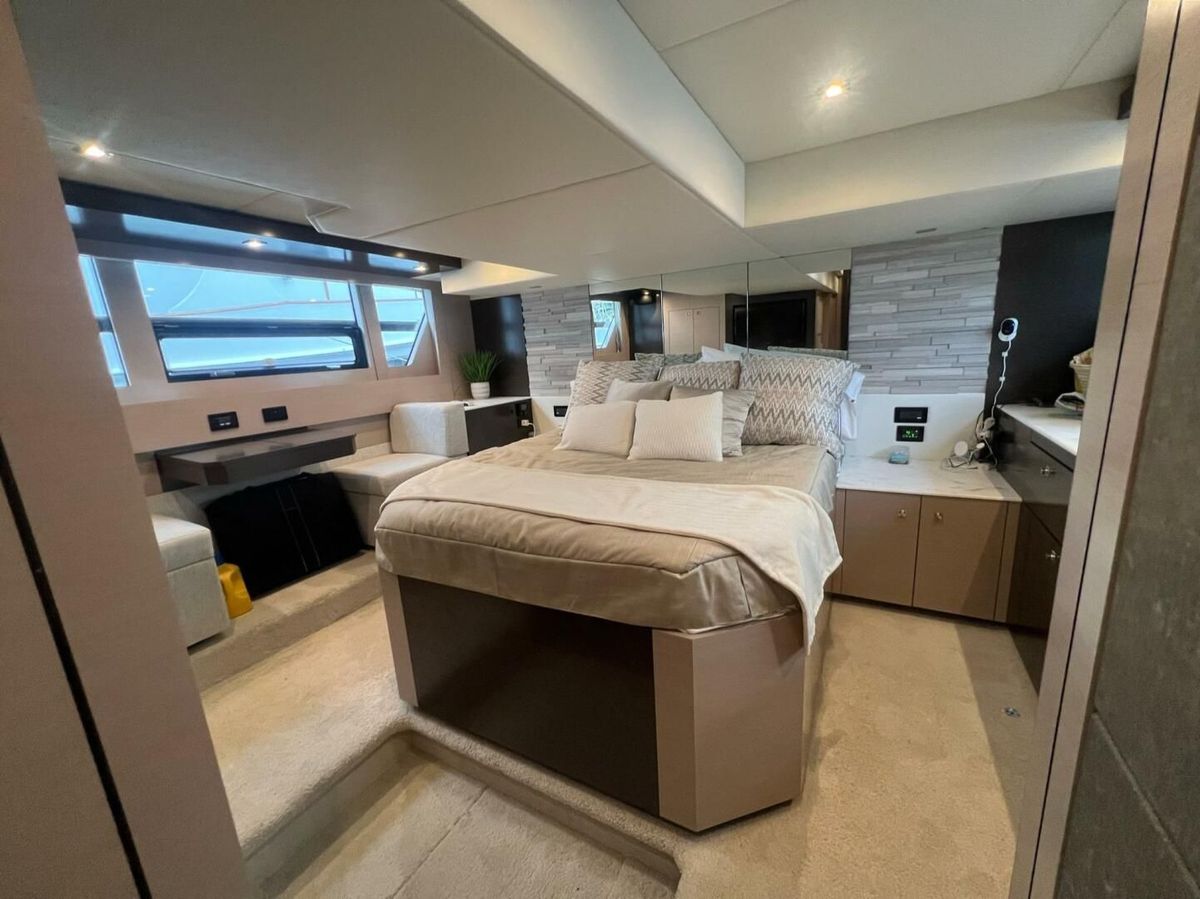 2021 Cruisers Yachts 54 