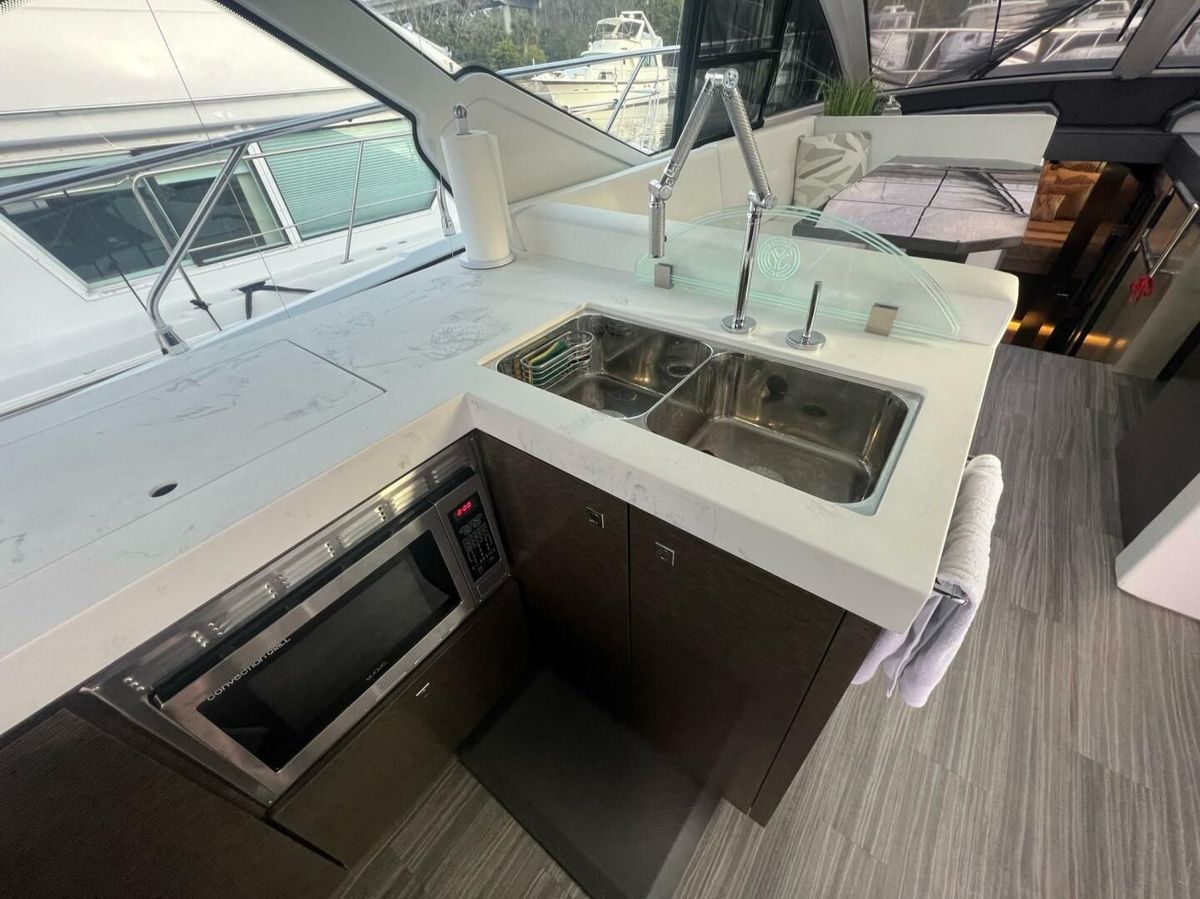 2021 Cruisers Yachts 54 