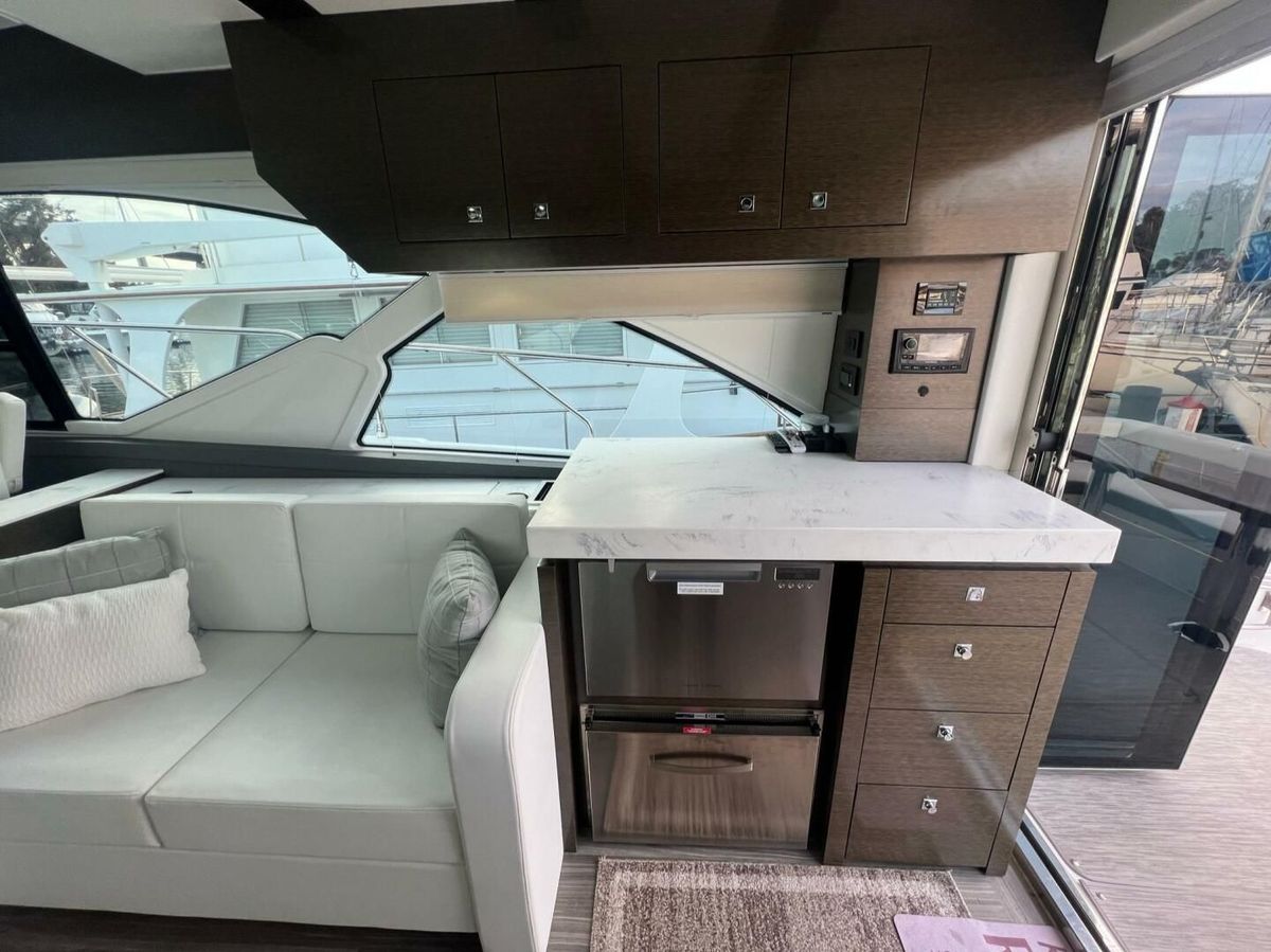 2021 Cruisers Yachts 54 