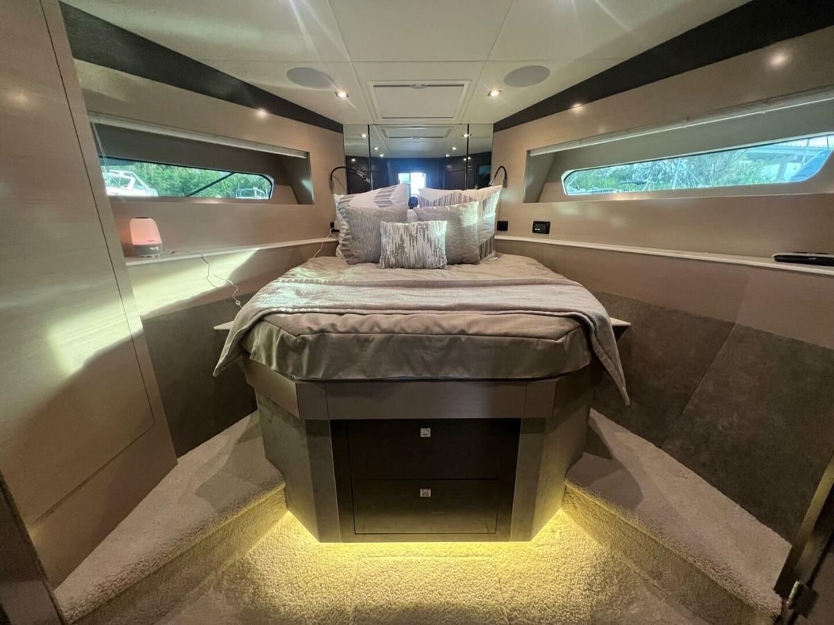 2021 Cruisers Yachts 54 