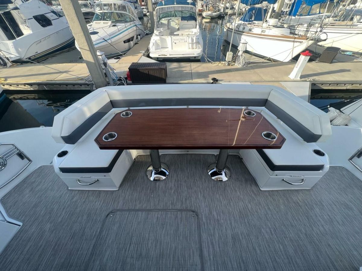 2021 Cruisers Yachts 54 