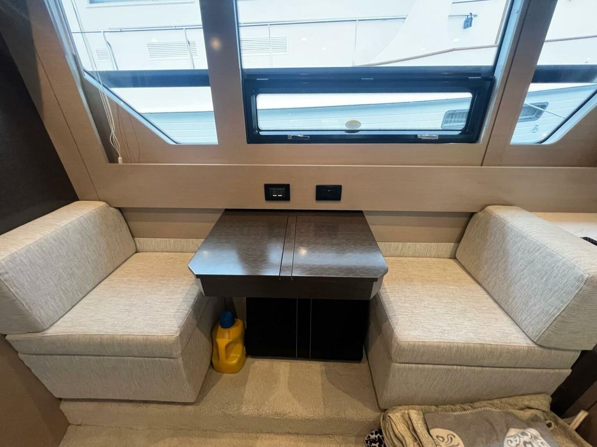 2021 Cruisers Yachts 54 