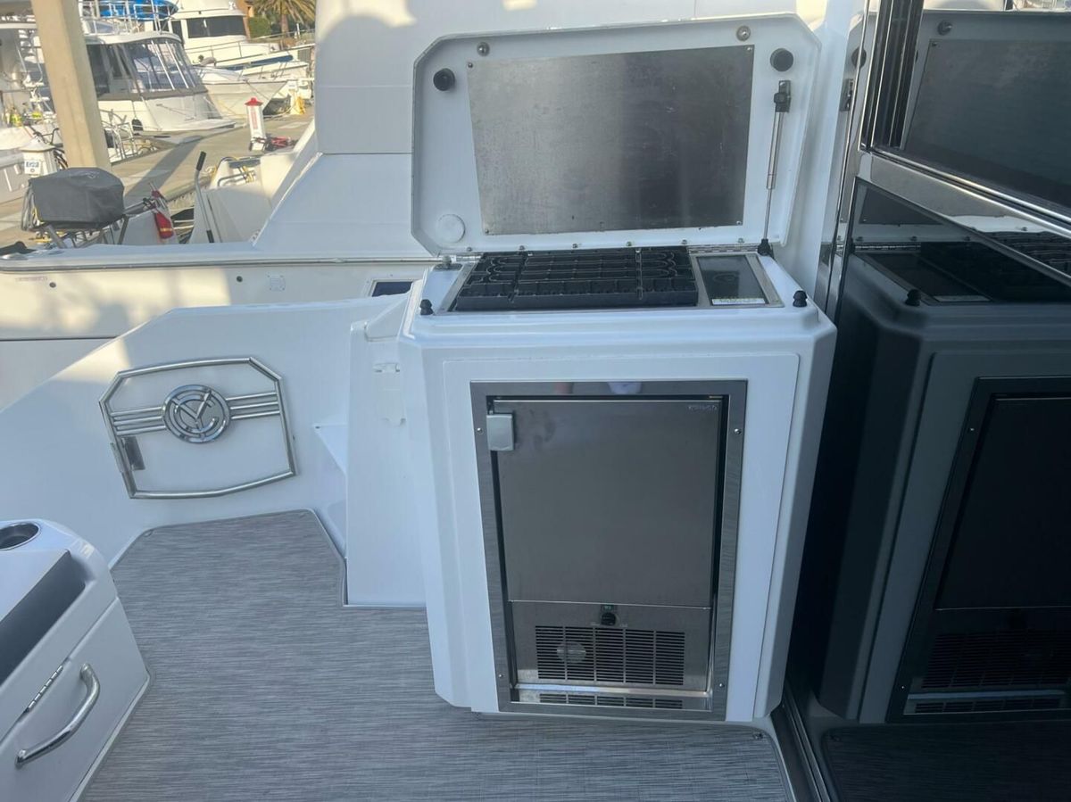 2021 Cruisers Yachts 54 