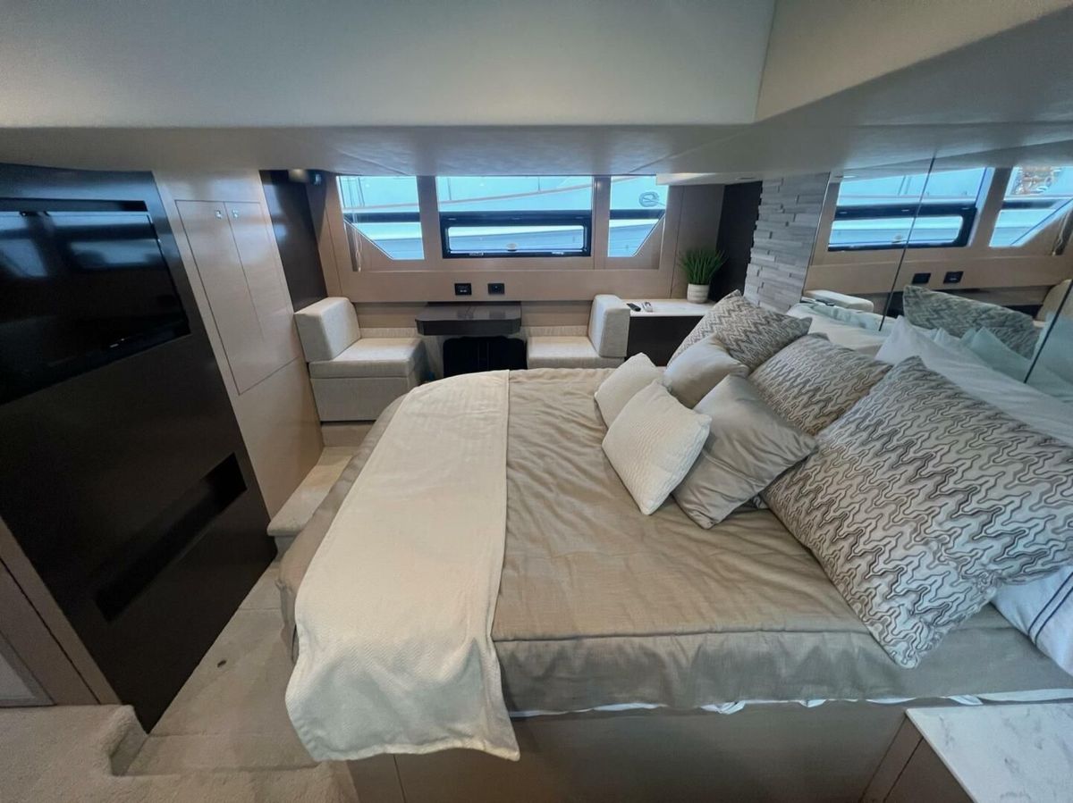 2021 Cruisers Yachts 54 