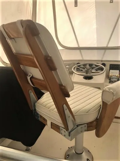 Katama Yacht Photos Pics Captain's chair on 1986 Bertram 31 Sportfish Flybridge boat.