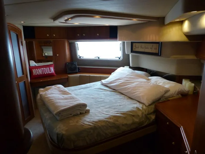  Yacht Photos Pics Luxurious bedroom interior of 2001 Cruisers Yachts 4450 Express Motoryacht.