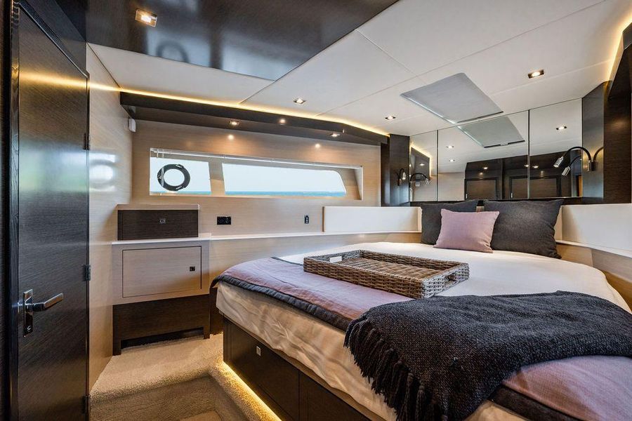 2017 Cruisers Yachts 60 Cantius