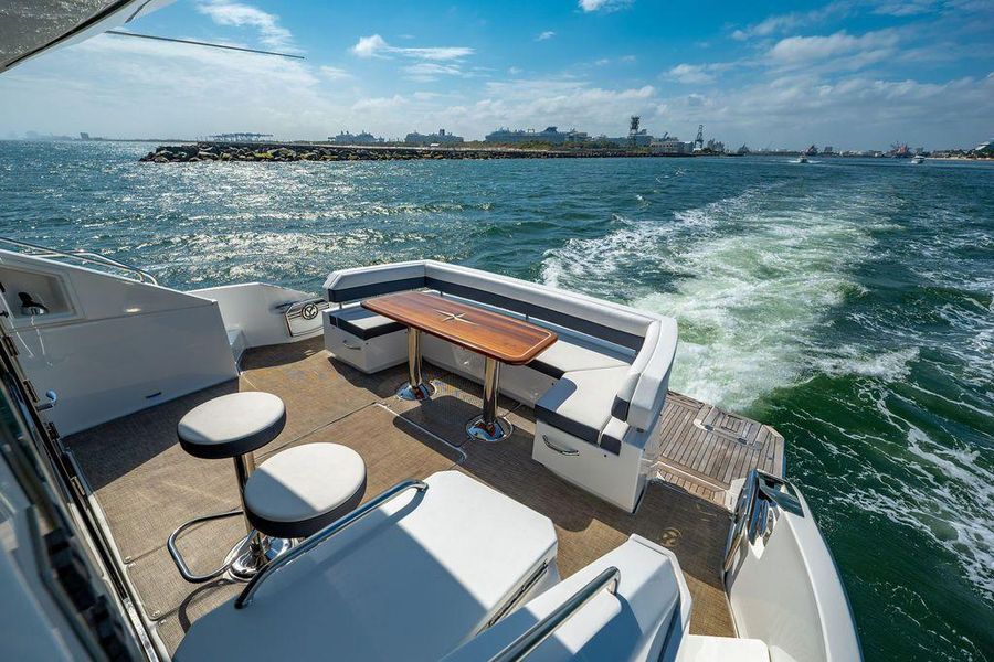 2017 Cruisers Yachts 60 Cantius