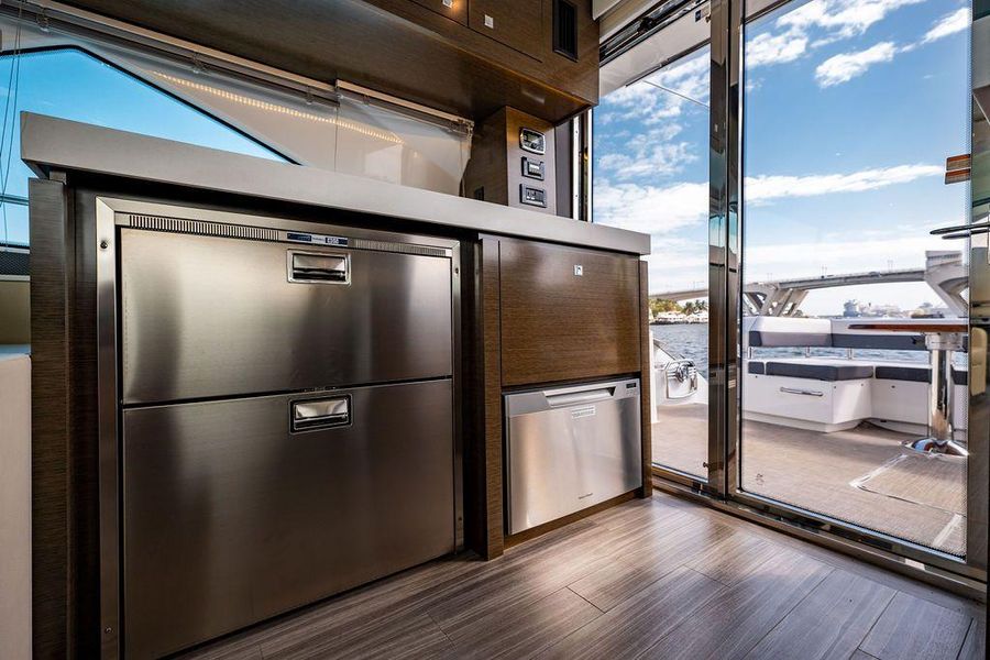 2017 Cruisers Yachts 60 Cantius