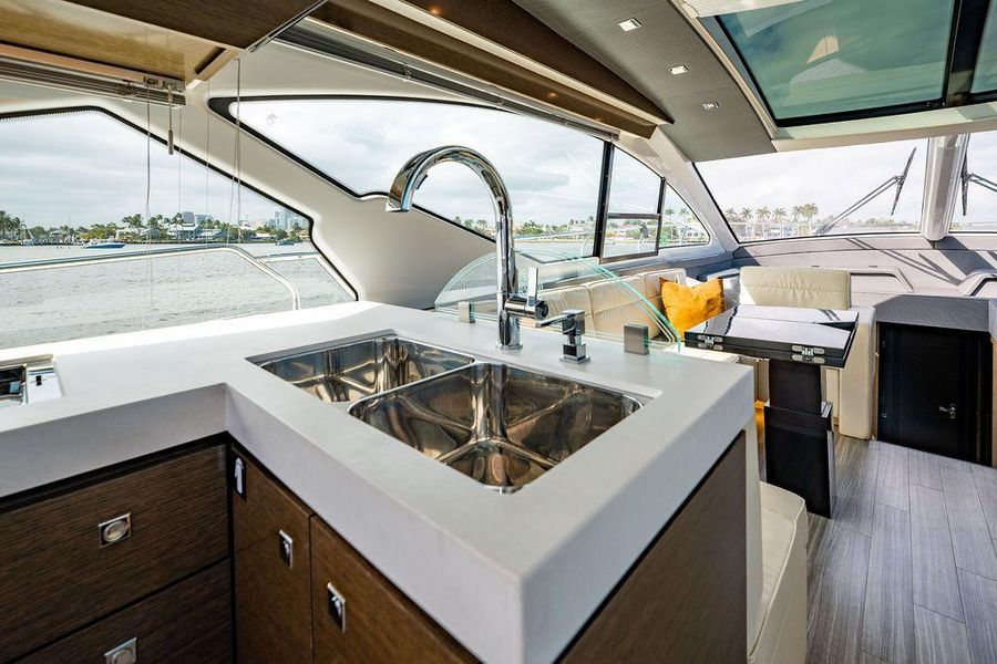 2017 Cruisers Yachts 60 Cantius