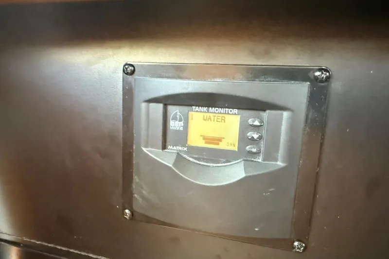  Yacht Photos Pics Tank monitor display on 2005 Meridian 341 Sedan, showing water level at 33%.