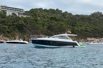 2016 Sealine S330
