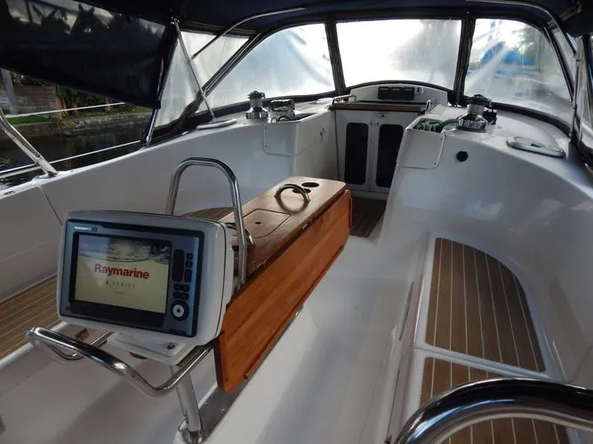  Yacht Photos Pics 2010 Hunter Sailing Diver - Image 29