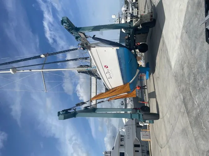  Yacht Photos Pics 2010 Hunter Sailing Diver - Image 44