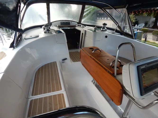  Yacht Photos Pics 2010 Hunter Sailing Diver - Image 30