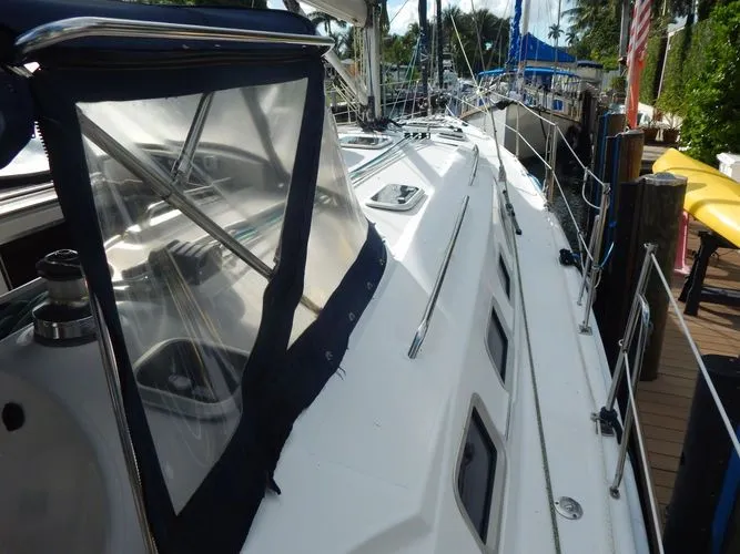  Yacht Photos Pics 2010 Hunter Sailing Diver - Image 34