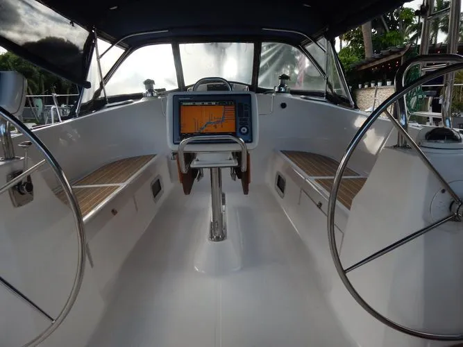  Yacht Photos Pics 2010 Hunter Sailing Diver - Image 5