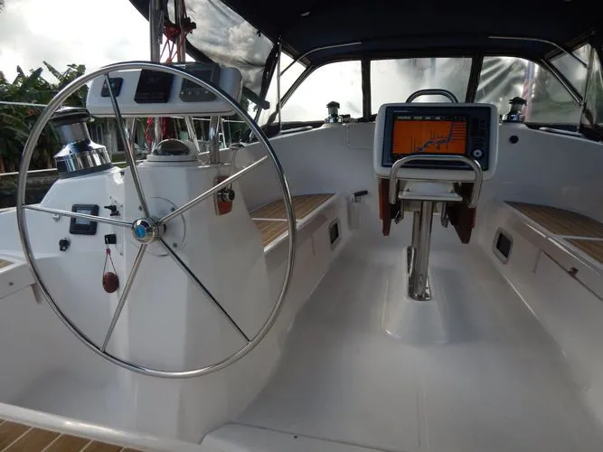  Yacht Photos Pics 2010 Hunter Sailing Diver - Image 6