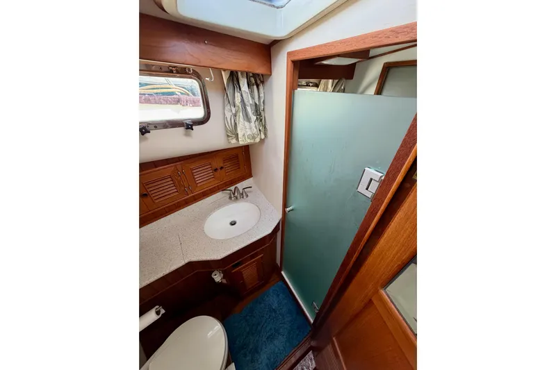 Queenie Yacht Photos Pics 1988 Offshore Yachts 48 Sedan bathroom with sink, toilet, and shower.