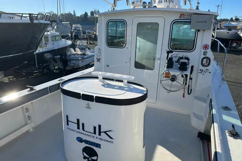 Fortuna Yacht Photos Pics 2019 Parker 2820 XLD Sport Cabin boat with fishing gear and control panel.