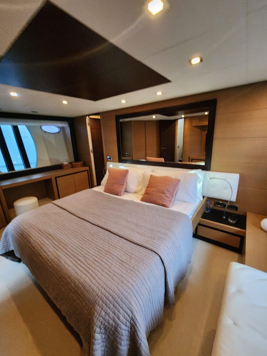2011 Pershing 73 