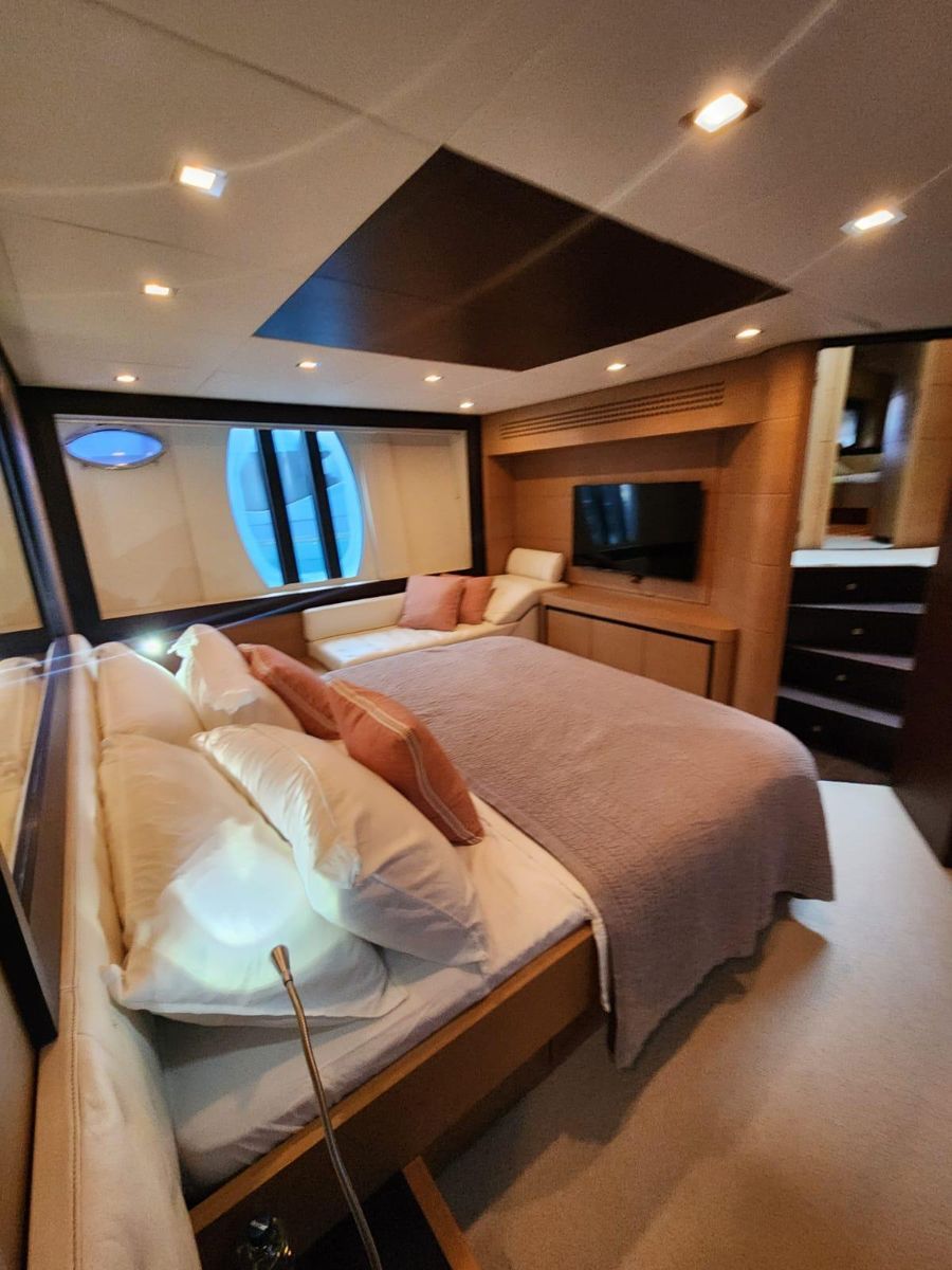 2011 Pershing 73 