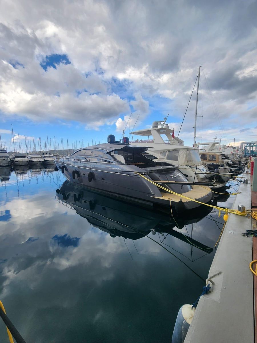 2011 Pershing 73 