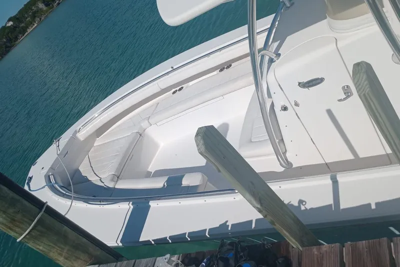  Yacht Photos Pics 34 Regulator - WIN PER DAY - Bow Starboard Profile