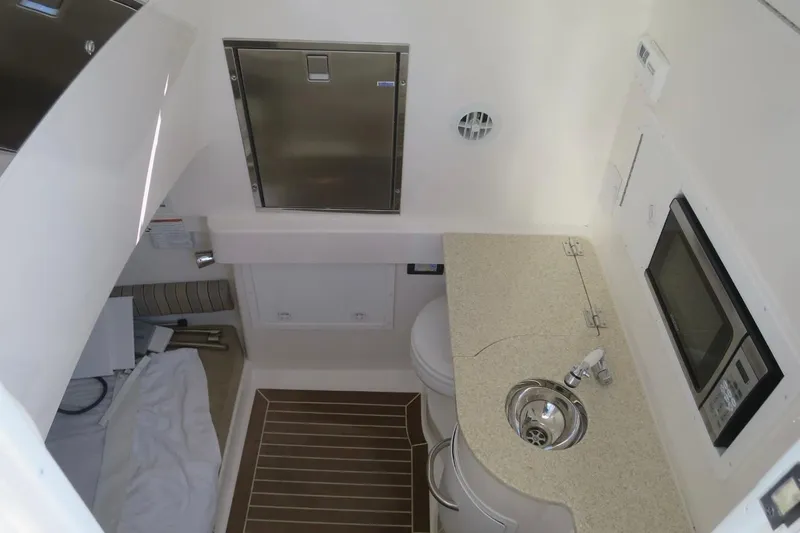  Yacht Photos Pics 34 Regulator - WIN PER DAY - Cabin