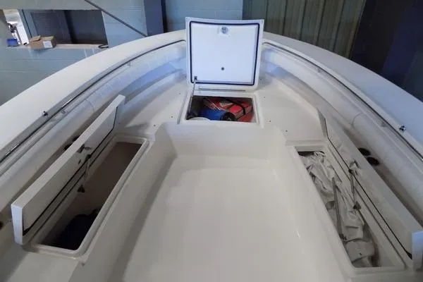  Yacht Photos Pics 34 Regulator - WIN PER DAY - Bow Seating Storage