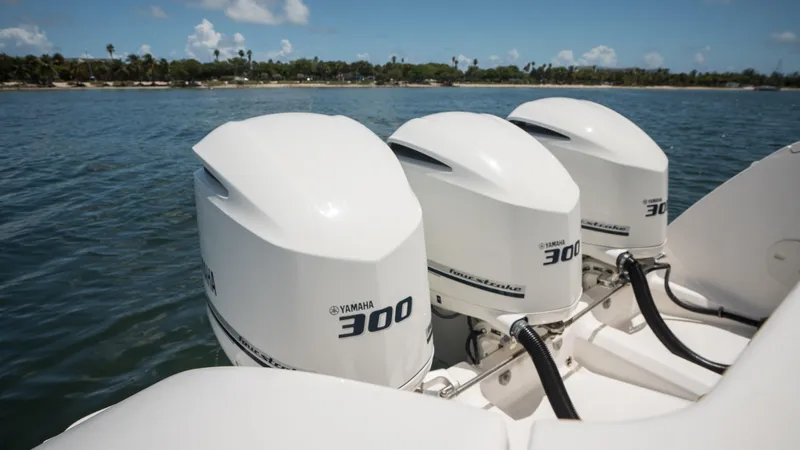  Yacht Photos Pics Triple Yamaha 300 outboard engines on a 2013 Intrepid 400 Cuddy boat.