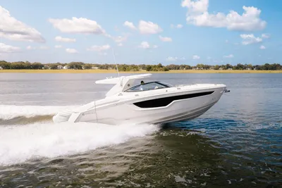Cruisers Yachts 38 GLS Outboard