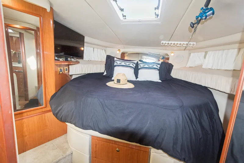 Sandie Lee Yacht Photos Pics Luxurious cabin interior of 2000 Sea Ray 370 Express Cruiser with cozy bed and decor.