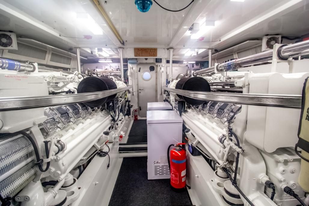 2005 Sea Force IX 82 