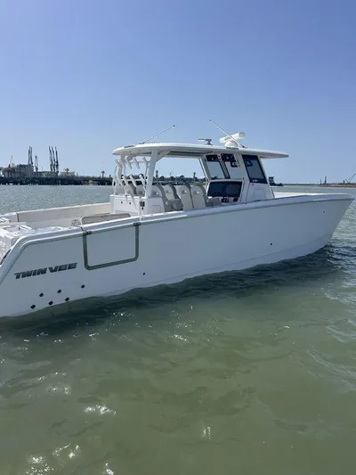 Yacht Photos Pics 2024 Twin Vee 400 GFX boat on water, showcasing sleek design and modern features.