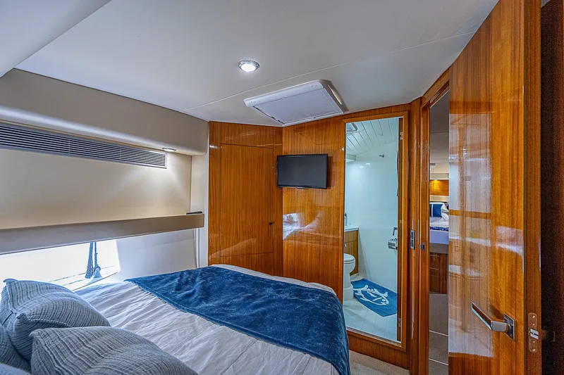 Reel Rodeo Yacht Photos Pics 2014 Maritimo 470 Offshore Convertible yacht bedroom with ensuite bathroom.