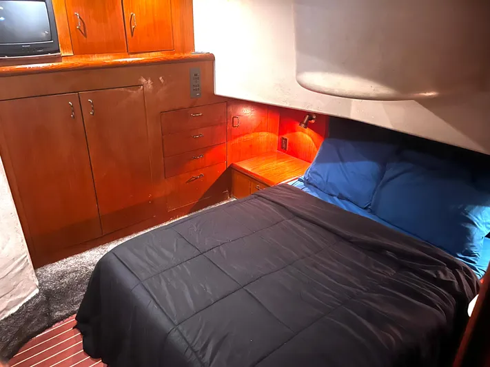 Badfish Yacht Photos Pics Cozy bedroom in 1998 Ocean Yachts 40 Super Sport with wooden cabinetry.