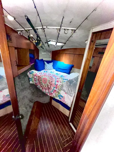 Badfish Yacht Photos Pics 1998 Ocean Yachts 40 Super Sport cabin with bed and fishing rods.