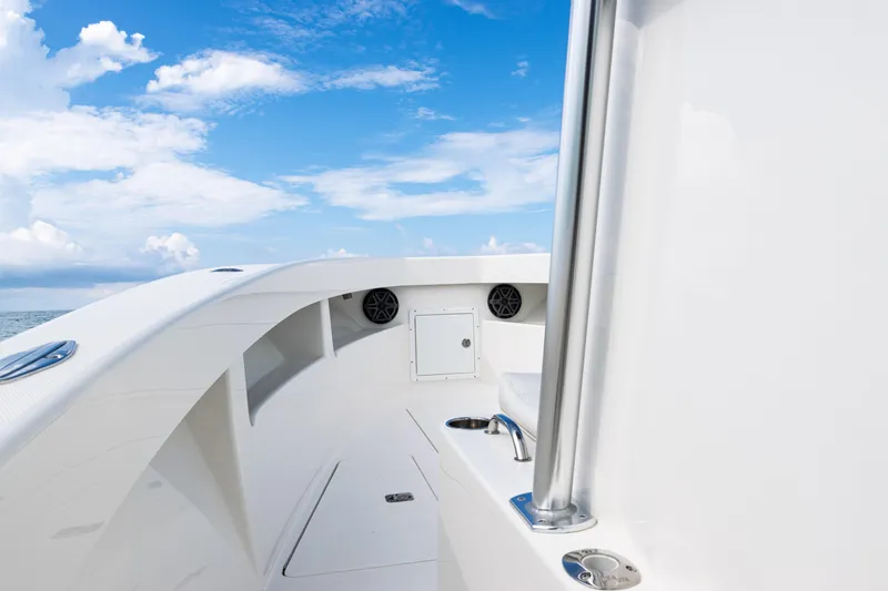  Yacht Photos Pics 2018 SeaVee 29 boat deck with clear blue sky and ocean view.